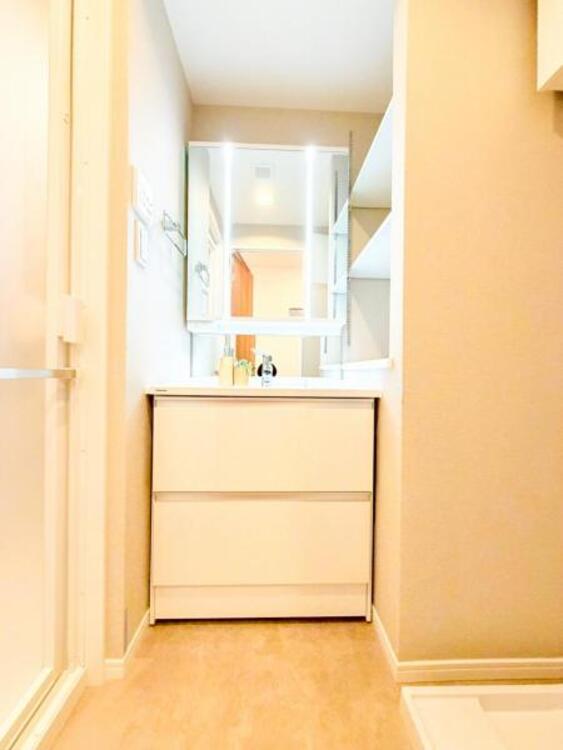 洗面 【洗面・脱衣所】使用頻度の高い場所だからこそ便利な空間に。多人数での使用も考えた便利な空間です 