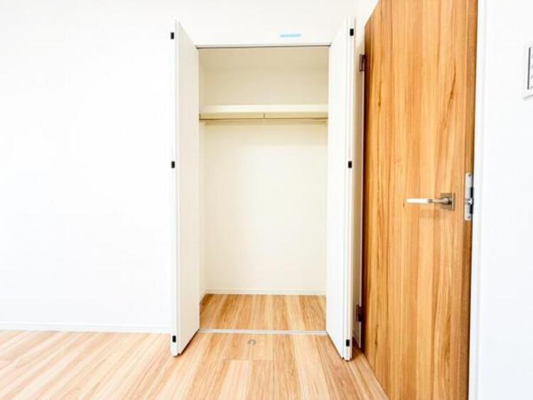 収納 【収納】適材適所に設けた収納は、奥行きもあり多くの物の収納が可能です。扉を閉めるとパッと隠すことができるので、いつでも室内が整理整頓でき気持ちのいい空間として使えます! 