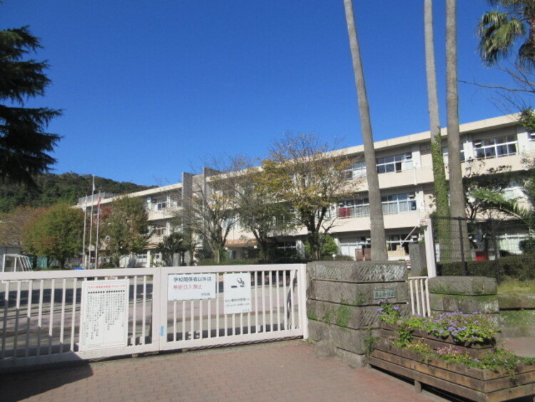 周辺 名山小学校 徒歩 約9分（約710m）