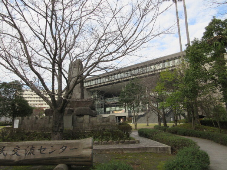 周辺 かごしま県民交流センターかごしま県民交流センターは，県民の自主的な活動を促進し，交流の場を提供するための，生涯学習，国際交流，男女共同参画，介護の実習・普及，共生・協働の… 徒歩 約9分（約670m）