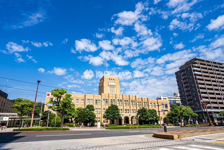 周辺 鹿児島市役所【鹿児島市役所本庁】窓口やサンサンコール等の電話応対は丁寧で安心です。目前に電停、車は隣接する比較的新しめの立体駐車場と公共交通機関が利用しやすい立地です。 徒歩 約12分（約910m）