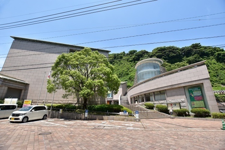 周辺 かごしま近代文学館・かごしまメルヘン館【かごしま近代文学館・かごしまメルヘン館】鹿児島市城山町にある鹿児島市の文学の振興及び文化性の向上を図るための施設です。 徒歩 約14分（約1080m）