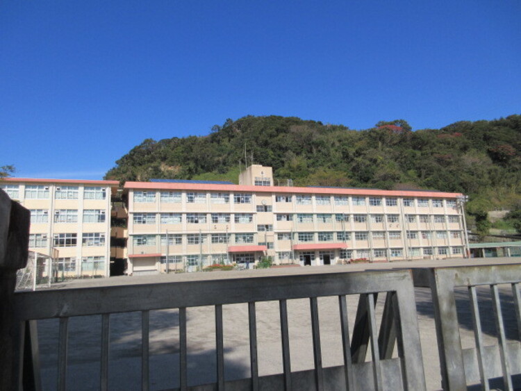 周辺 清水中学校【鹿児島市立清水中学校】は、稲荷町に位置する1947年創立の中学校です。令和3年度の生徒数は358人で、12クラスあります。校訓は「理想・根気・敬愛」です。 徒歩 約23分（約1800m）