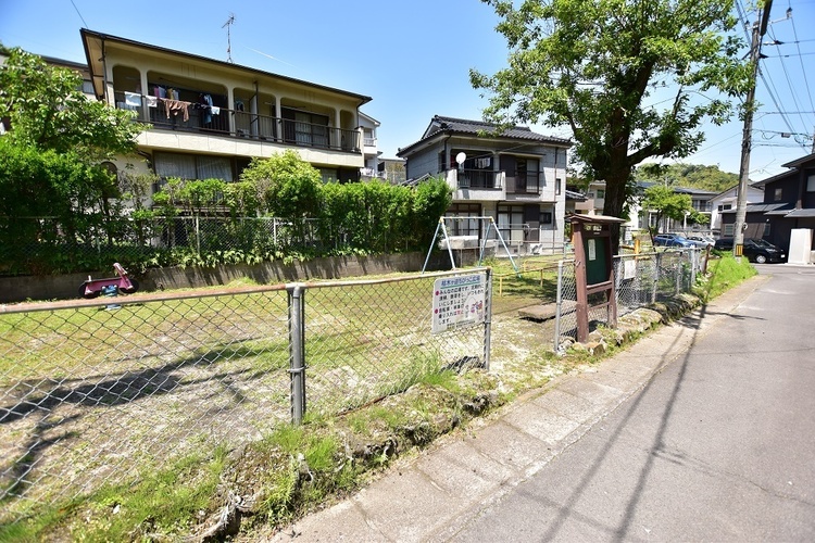周辺 枯木ヶ迫ちびっこ広場【枯木ヶ迫ちびっこ広場】鹿児島市原良7丁目にある公園です。遊具あり 徒歩 約3分（約180m）