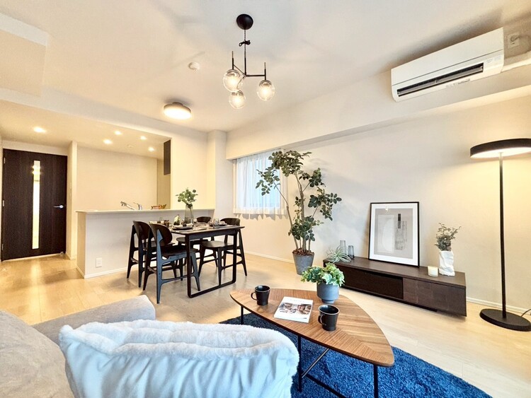 居間 快適に過ごす毎日を求めて、暮らしの中でご自身の「マイホーム」に創り上げてください。