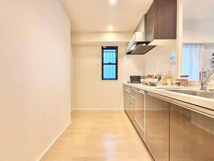 キッチン スマートな意匠と充実の機能を備えたキッチンが、暮らしにおいしい彩りを添えます。