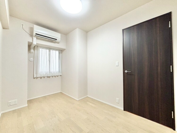 寝室 ベッドも十分に設置するスペースがあります。