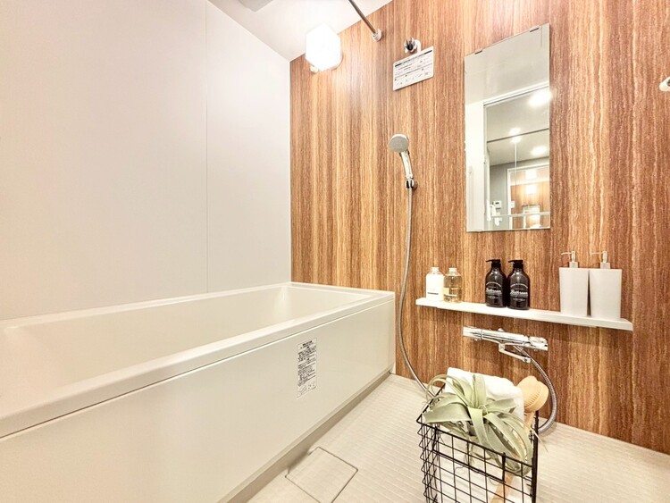 風呂 一日の疲れを癒すバスルームは、心地よいリラックスを叶える清潔感溢れる空間です。