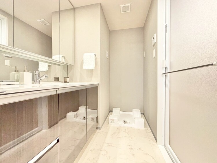 洗面 何かと物が増える場所だからこそ、スッキリと見映えの良い空間に。