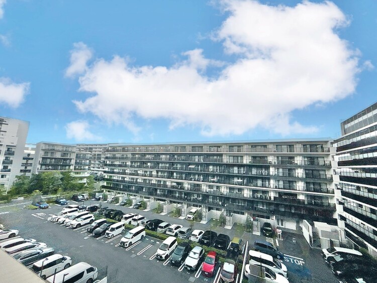 バルコニー 窓を開けると広がる青空。心をリフレッシュして日々を過ごしていきましょう。