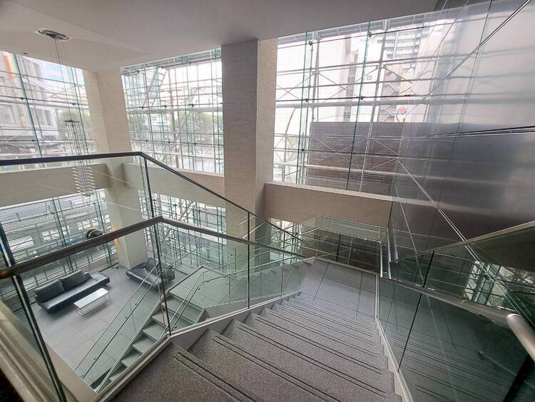 その他 共用部の階段です。明るく清潔に管理されています。