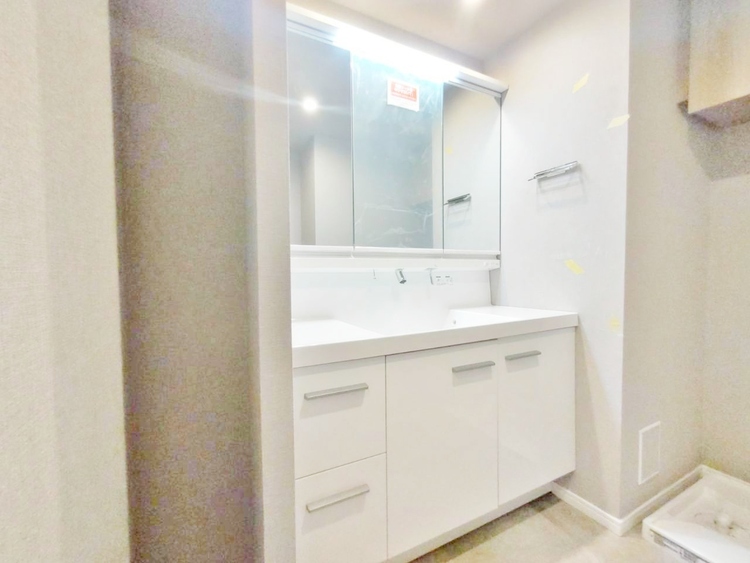 その他 清潔感を感じられる洗面化粧台。