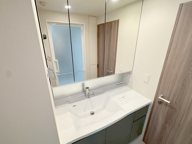 その他 清潔感を感じられる洗面化粧台。