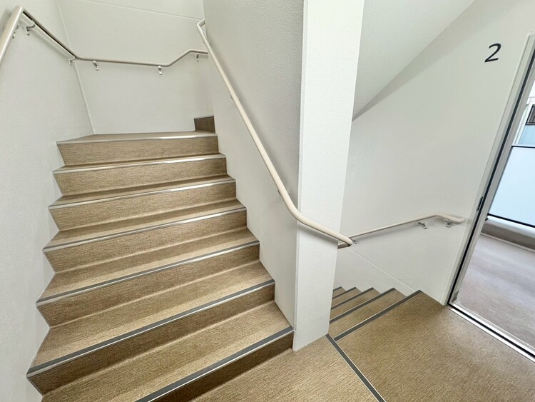 その他 共用部の階段です。明るく清潔に管理されています。