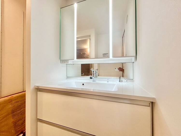 その他 清潔感を感じられる洗面化粧台。
