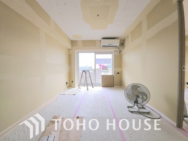 内装 現在リフォーム中。新しく生まれ変わる室内は、快適な暮らしを彩る空間へ。白を基調とした明るい内装、最新の設備が、あなたの新生活を豊かにします。完成を楽しみにお待ちください。