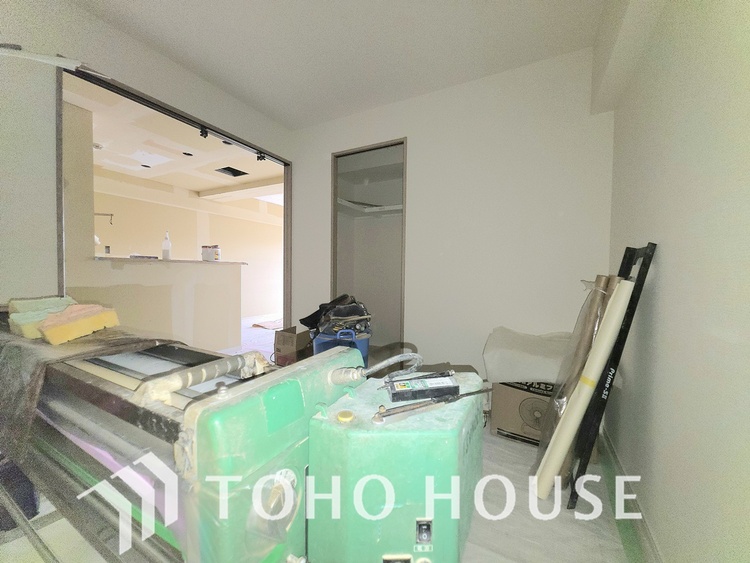 内装 現在リフォーム中。新しく生まれ変わる室内は、快適な暮らしを彩る空間へ。白を基調とした明るい内装、最新の設備が、あなたの新生活を豊かにします。完成を楽しみにお待ちください。