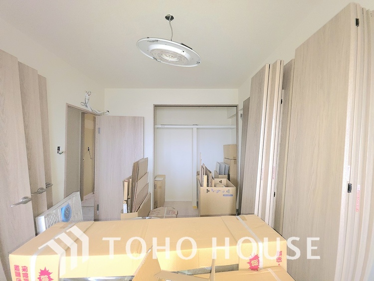 内装 現在リフォーム中。新しく生まれ変わる室内は、快適な暮らしを彩る空間へ。白を基調とした明るい内装、最新の設備が、あなたの新生活を豊かにします。完成を楽しみにお待ちください。