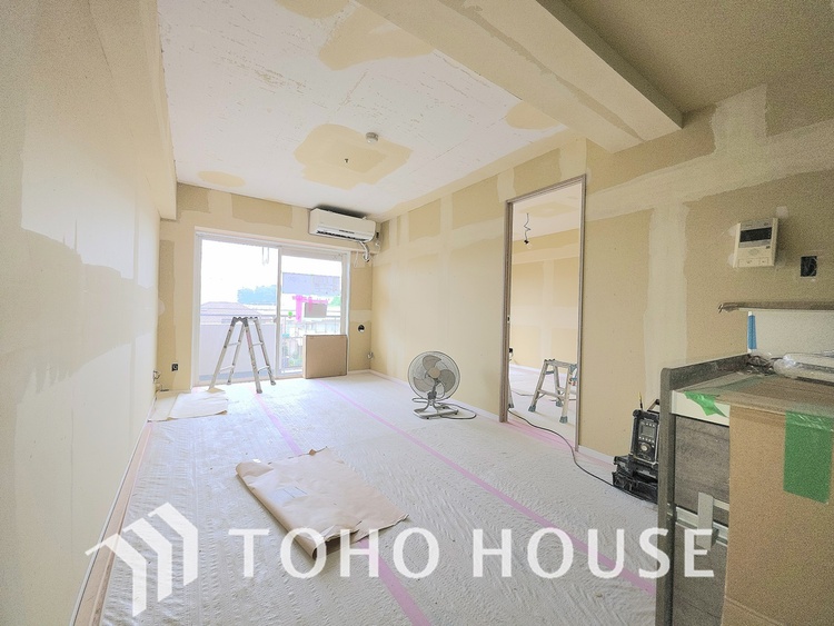 内装 現在リフォーム中。新しく生まれ変わる室内は、快適な暮らしを彩る空間へ。白を基調とした明るい内装、最新の設備が、あなたの新生活を豊かにします。完成を楽しみにお待ちください。