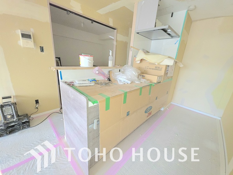 キッチン 現在リフォーム中。新しく生まれ変わる室内は、快適な暮らしを彩る空間へ。白を基調とした明るい内装、最新の設備が、あなたの新生活を豊かにします。完成を楽しみにお待ちください。