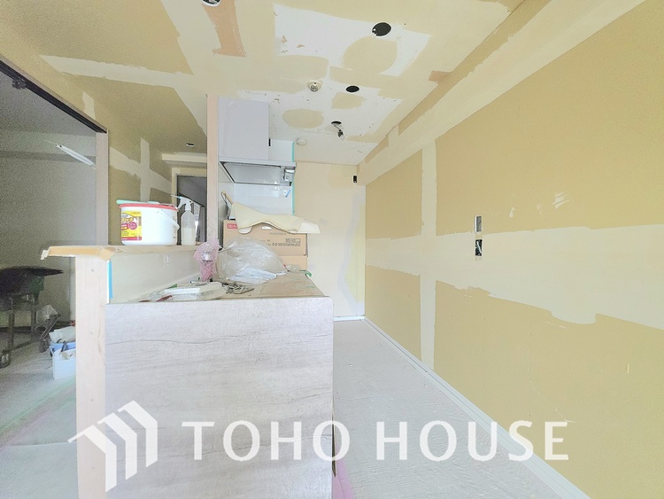 キッチン 現在リフォーム中。新しく生まれ変わる室内は、快適な暮らしを彩る空間へ。白を基調とした明るい内装、最新の設備が、あなたの新生活を豊かにします。完成を楽しみにお待ちください。