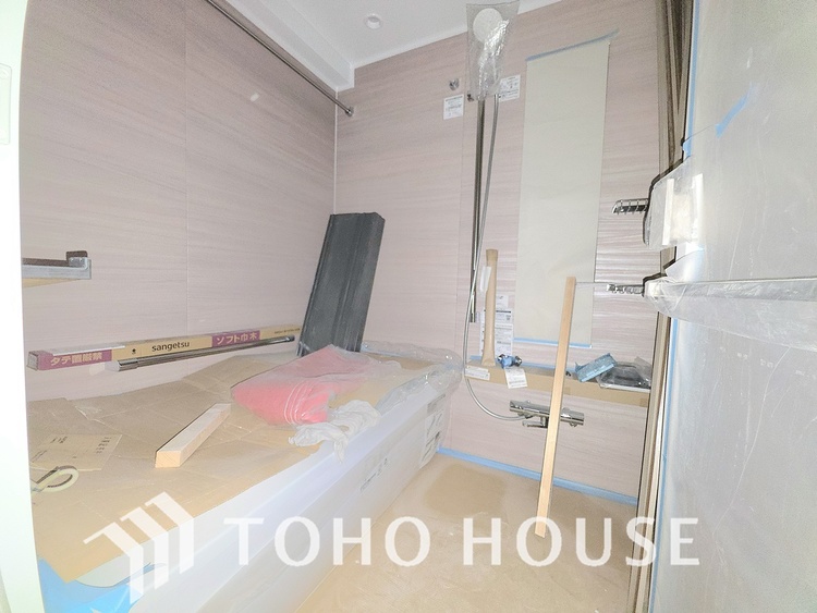 風呂 現在リフォーム中。新しく生まれ変わる室内は、快適な暮らしを彩る空間へ。白を基調とした明るい内装、最新の設備が、あなたの新生活を豊かにします。完成を楽しみにお待ちください。