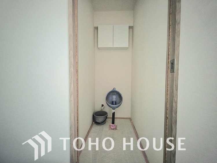 トイレ 現在リフォーム中。新しく生まれ変わる室内は、快適な暮らしを彩る空間へ。白を基調とした明るい内装、最新の設備が、あなたの新生活を豊かにします。完成を楽しみにお待ちください。