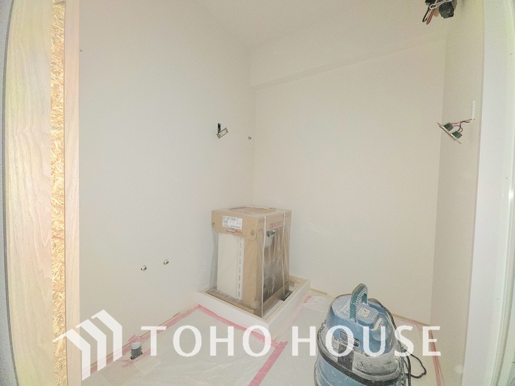 洗面 現在リフォーム中。新しく生まれ変わる室内は、快適な暮らしを彩る空間へ。白を基調とした明るい内装、最新の設備が、あなたの新生活を豊かにします。完成を楽しみにお待ちください。