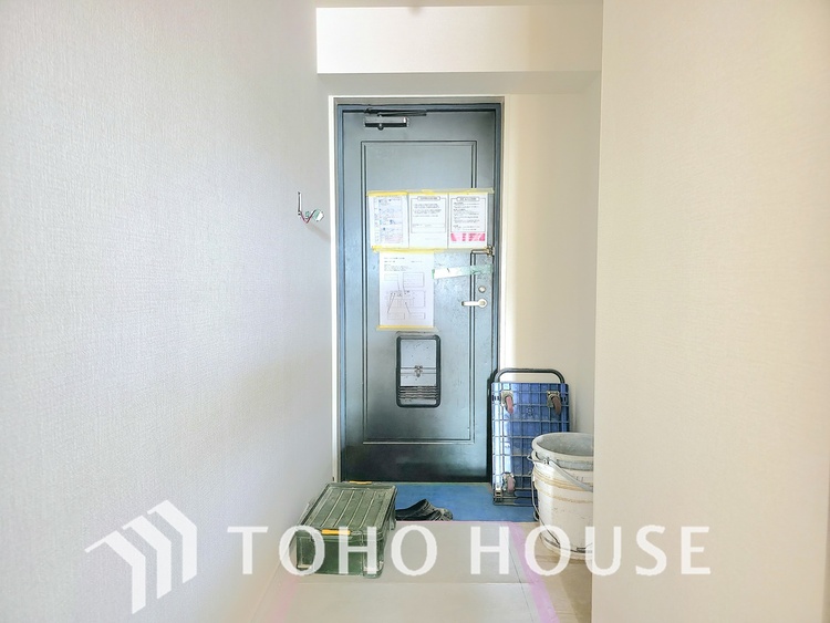 玄関 現在リフォーム中。新しく生まれ変わる室内は、快適な暮らしを彩る空間へ。白を基調とした明るい内装、最新の設備が、あなたの新生活を豊かにします。完成を楽しみにお待ちください。