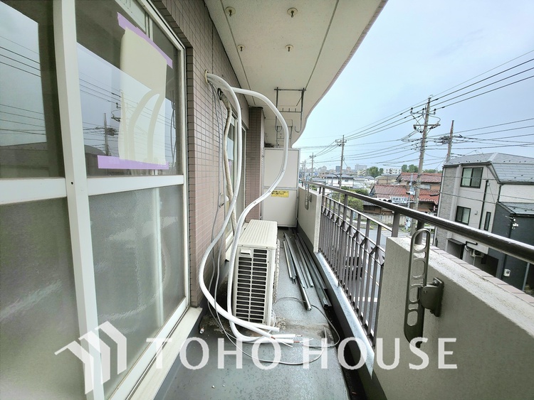 バルコニー 現在リフォーム中。新しく生まれ変わる室内は、快適な暮らしを彩る空間へ。白を基調とした明るい内装、最新の設備が、あなたの新生活を豊かにします。完成を楽しみにお待ちください。