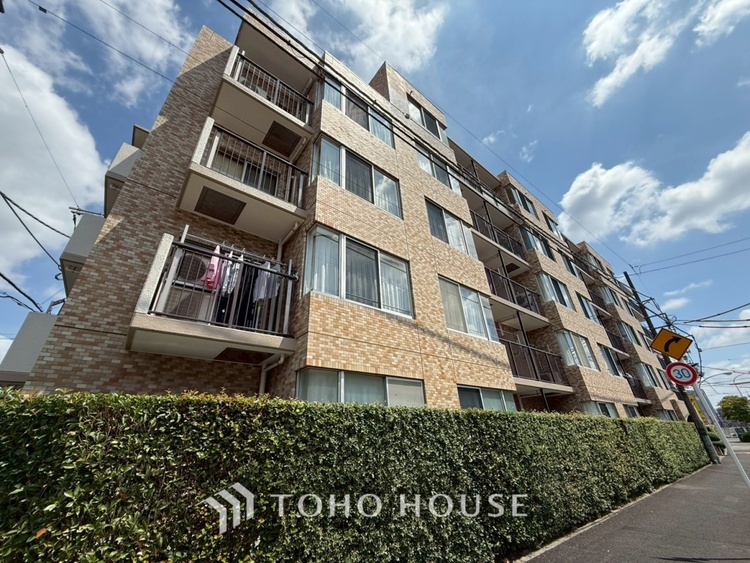 外観 ほんの少しのこだわり。ちょっとした色使いがその家がもつ雰囲気、趣（おもむき）を携え、暮らす家族や訪ねてくる友人・知人に新鮮な香りを運んできます。