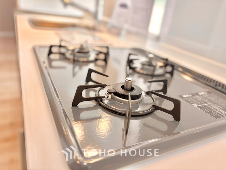 キッチン 調理しながらもご家族のお顔が見れるカウンターキッチン。ついつい料理中お子様の様子が気になるもの。安心してお料理に取り組んでいただけます。会話だって自然とはずむはず。