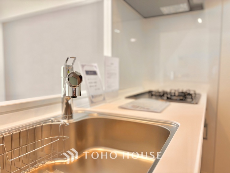 キッチン 調理しながらもご家族のお顔が見れるカウンターキッチン。ついつい料理中お子様の様子が気になるもの。安心してお料理に取り組んでいただけます。会話だって自然とはずむはず。