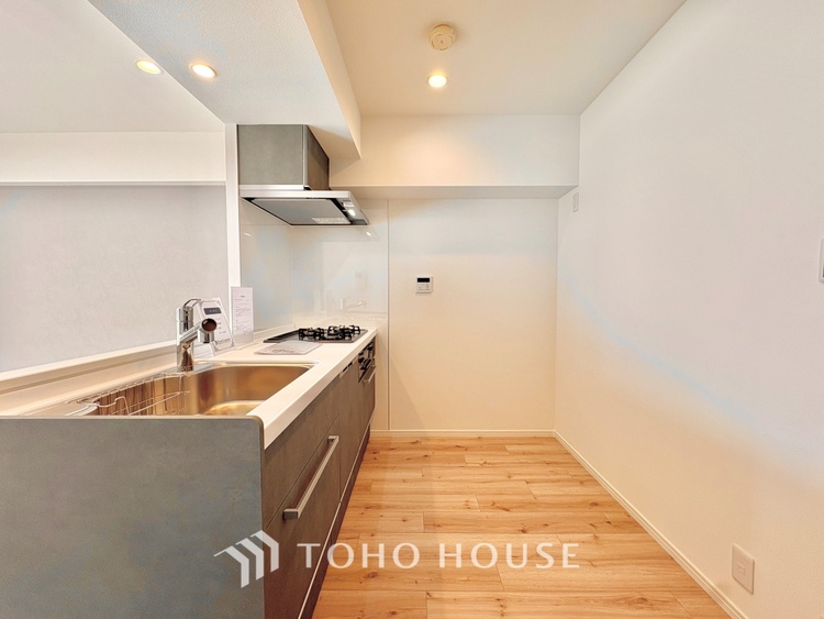 キッチン 【Kitchen】調理しながらもご家族のお顔が見れるカウンターキッチン。ついつい料理中お子様の様子が気になるもの。安心してお料理に取り組んでいただけます。会話だって自然とはずむはず。