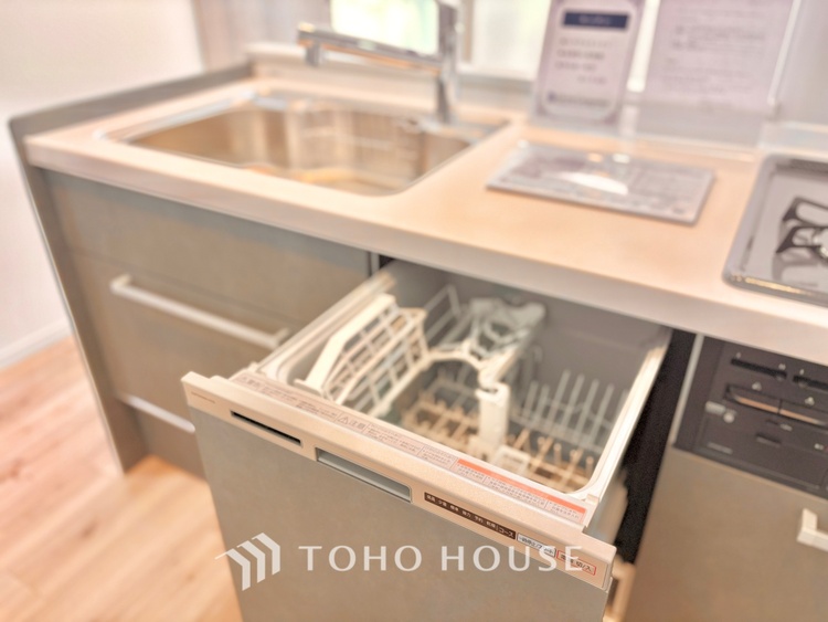 キッチン 【Kitchen】調理しながらもご家族のお顔が見れるカウンターキッチン。ついつい料理中お子様の様子が気になるもの。安心してお料理に取り組んでいただけます。会話だって自然とはずむはず。