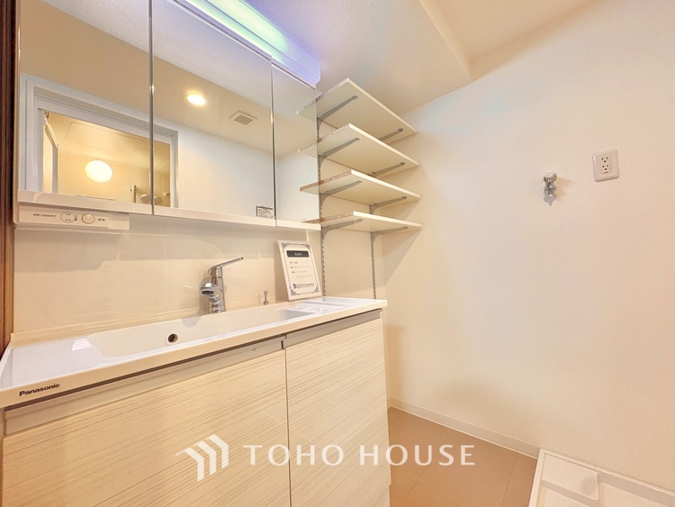 洗面 清潔感あふれる洗面化粧台で、毎日の身支度を快適にサポートします。