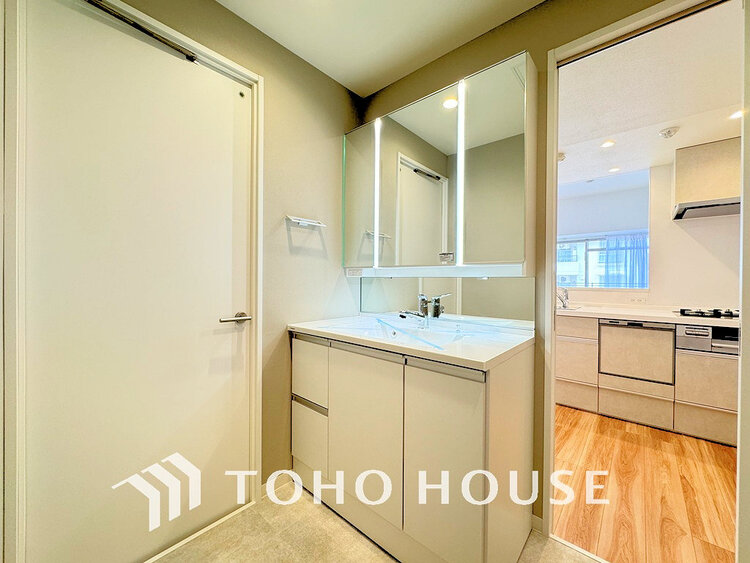 洗面 白を基調とした清潔感のある洗面室で朝の身支度を