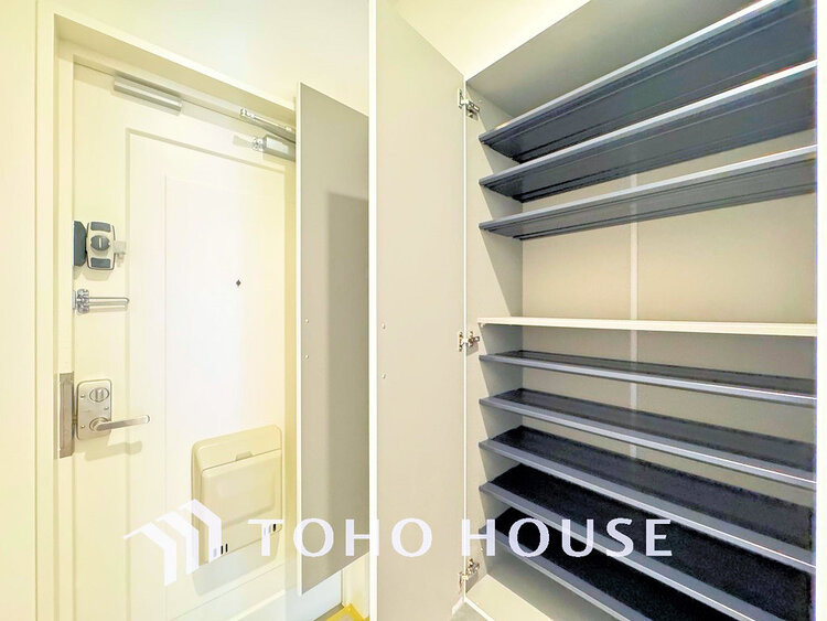 玄関 天井まである玄関収納はご家族分の履物も余裕で収納可能
