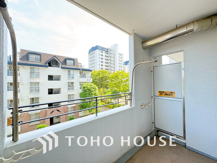 バルコニー 日当たりの良いバルコニーで晴れの日の洗濯物も楽しみになりますね