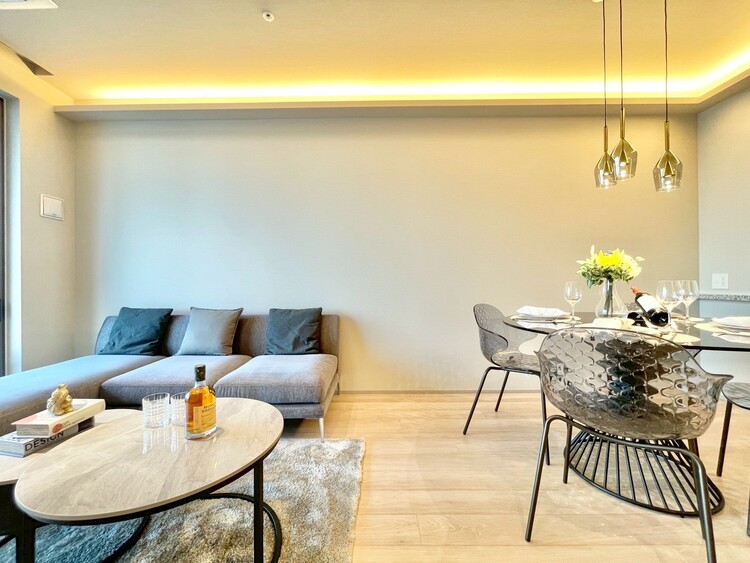 居間 落ち着いた雰囲気に包まれて、伸びやかな空間。