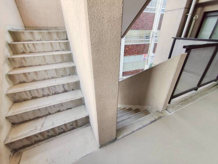 設備 共用部の階段です。明るく清潔に管理されています。