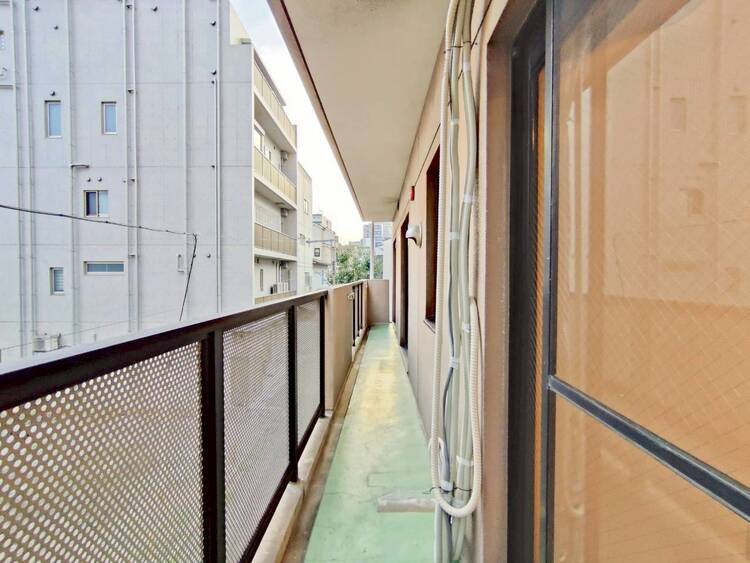 バルコニー 朝の澄んだ空気や、夕方に吹く清々しい風を感じられるバルコニー。