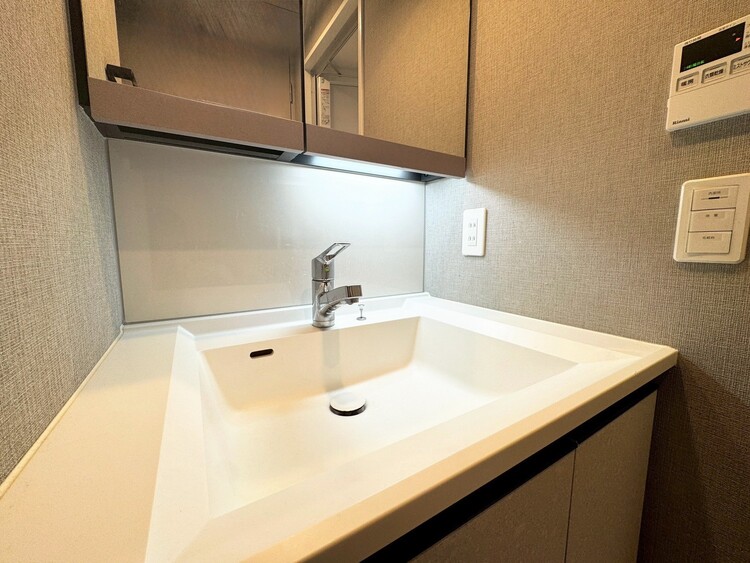 その他 清潔感を感じられる洗面化粧台。