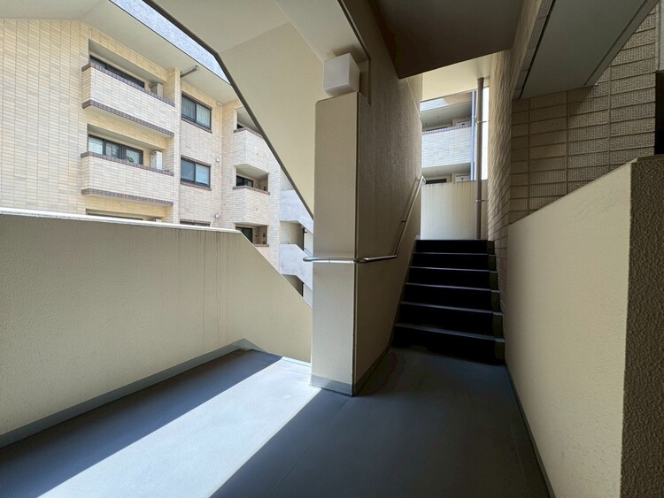 その他 共用部の階段です。明るく清潔に管理されています。