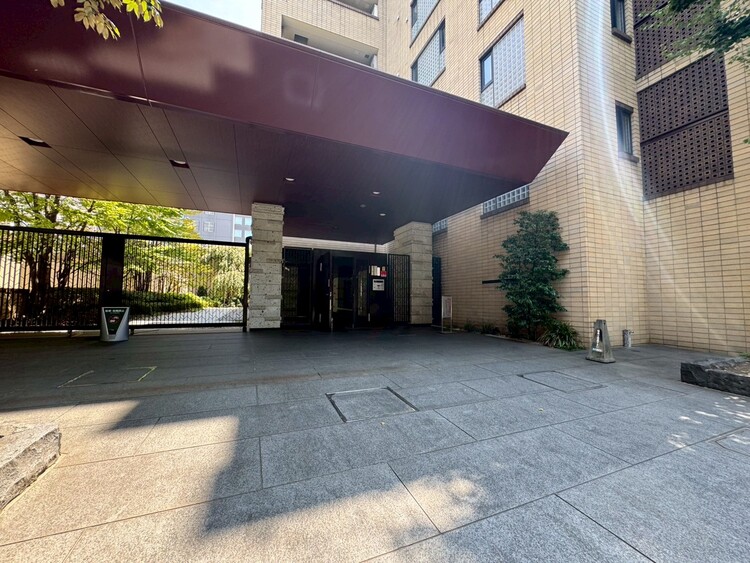 その他 上質感漂う玄関アプローチです。