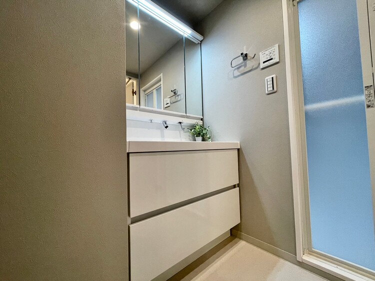 その他 清潔感を感じられる洗面化粧台。