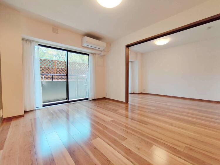 居間 伸びやかな空間のなかで、ゆったりとしたひとときを過ごせます。