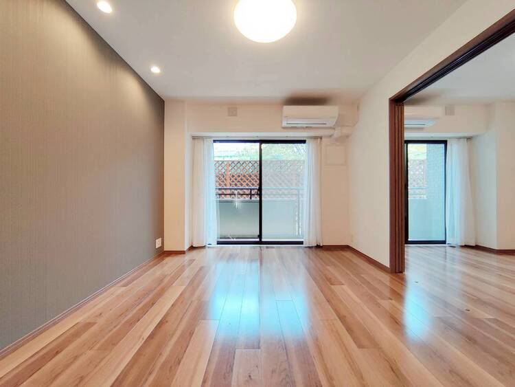 居間 落ち着いた雰囲気に包まれて、伸びやかな空間。