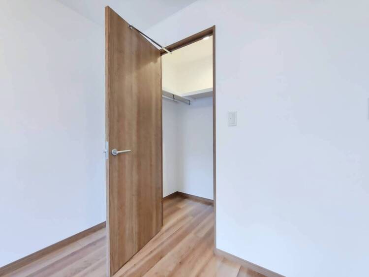 収納 家電やスーツケース、ストック品など何でも片付く嬉しい空間です。