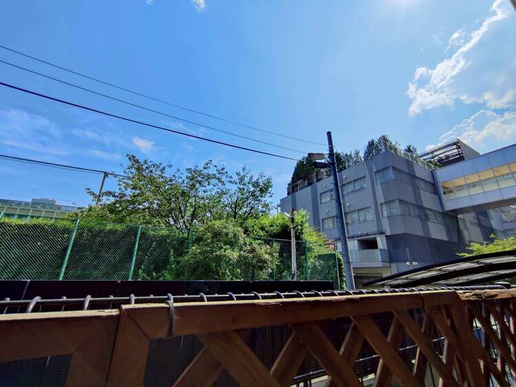 バルコニー 眺望や窓からの景色が良いと、家で過ごす時間も快適です。